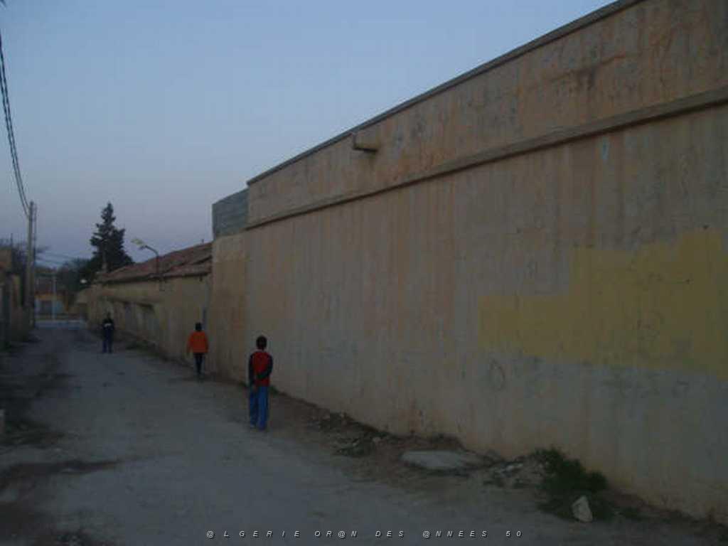IMGP4102 la rue entre l'ecole des garcons et la gendarmerie en venant des voies.jpg